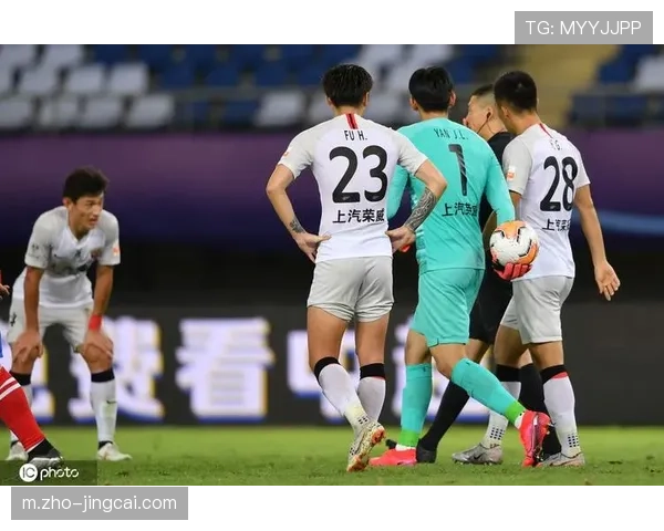 何超突入禁区与魏震接触倒地 主裁未予点球判罚引申诉